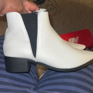 Size 11 l white pointy boots, brand new